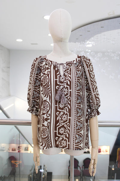 Blusa print café y beige