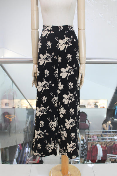 Pantalón amplio negro con beige