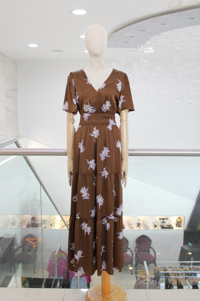 Vestido café con flores