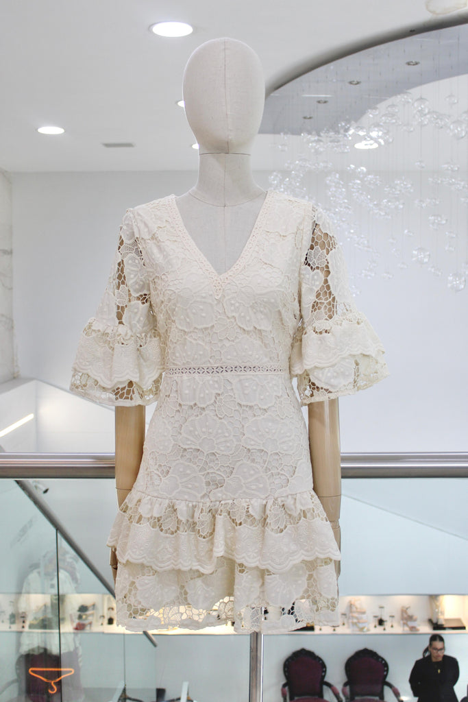 Vestido de guipur beige corto