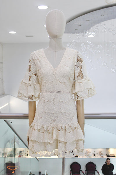 Vestido de guipur beige corto