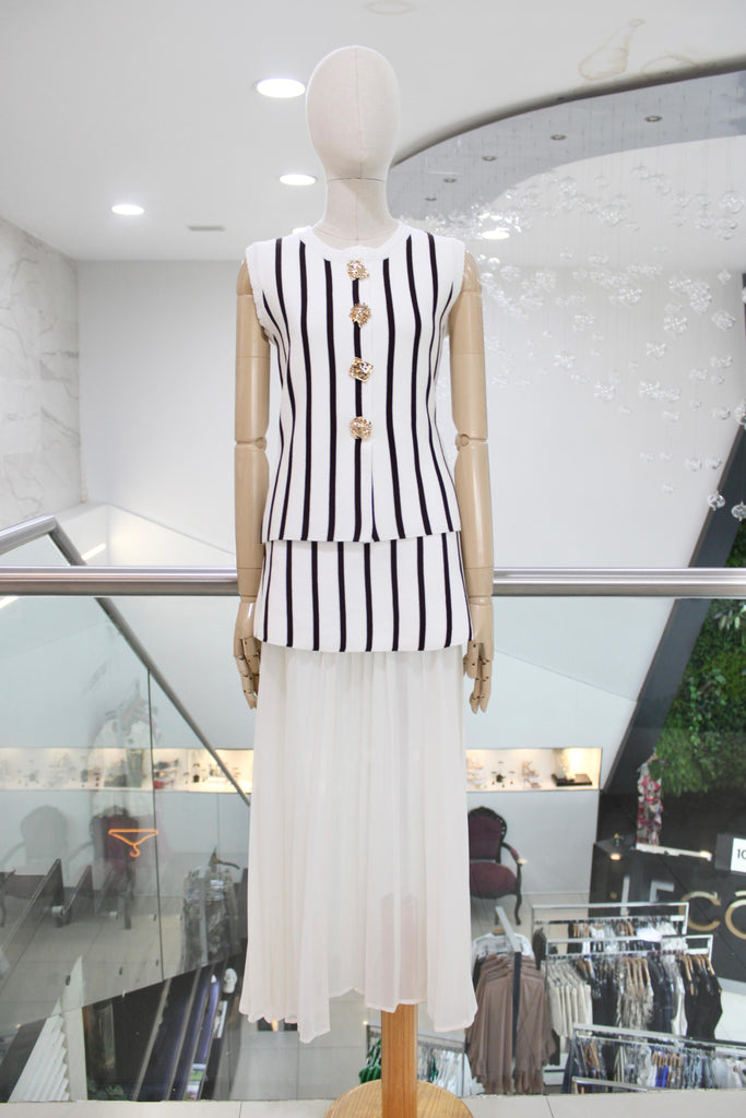 Conjunto blanco con rayas cafés