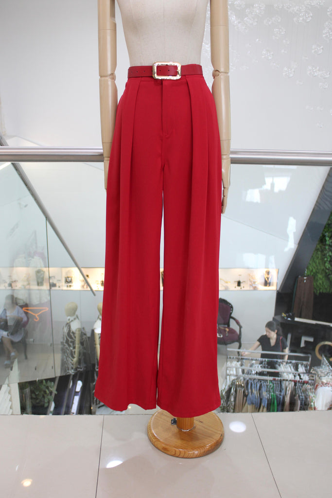 Pantalón rojo con cinturón