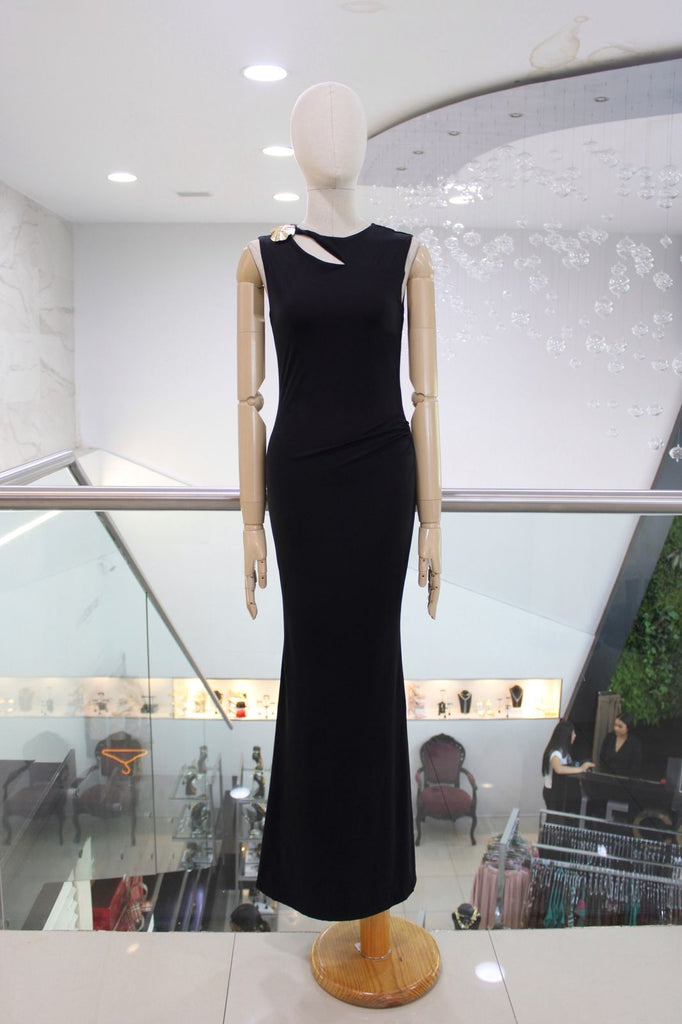 Vestido negro con aplicación dorada