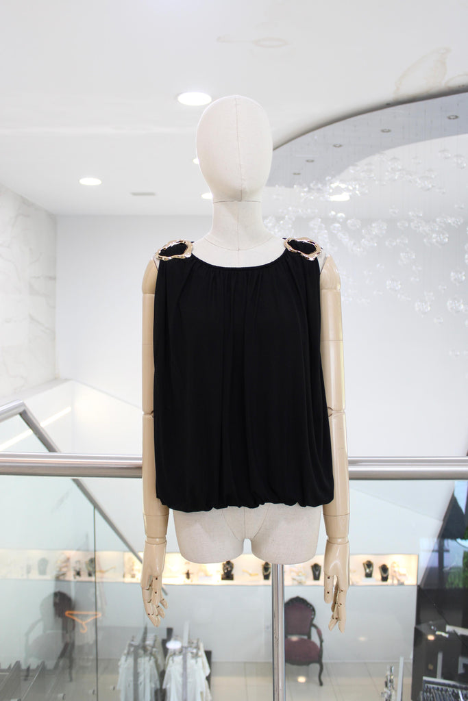 Blusa negra con hebilla
