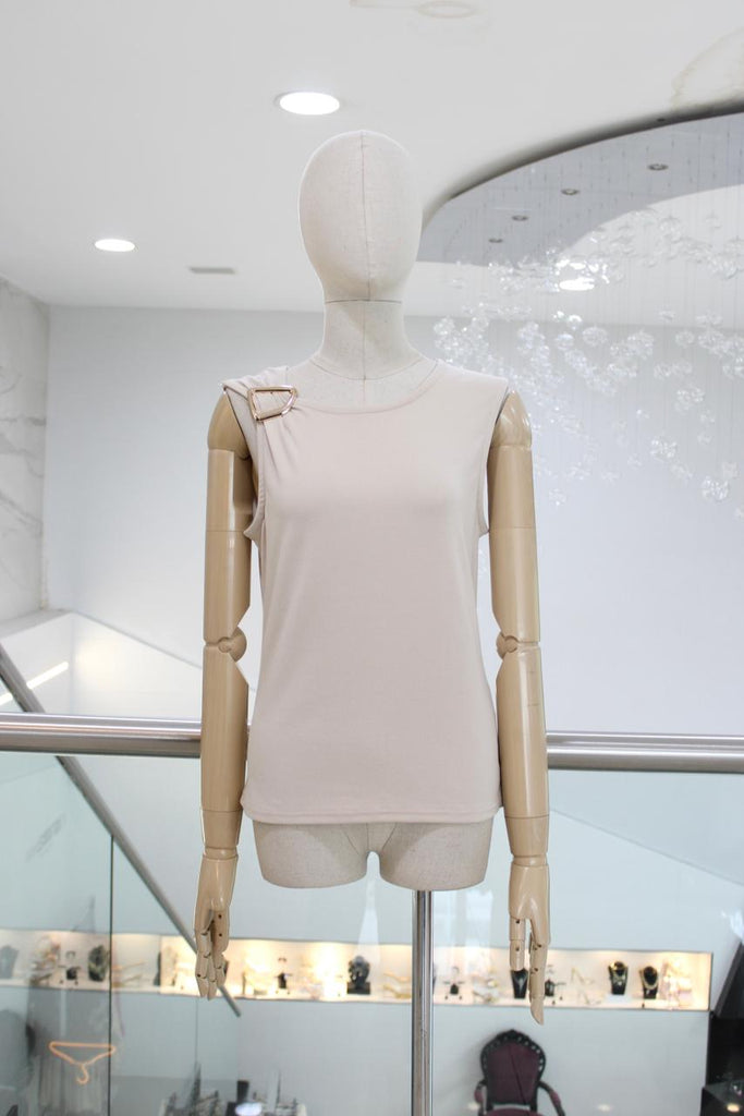 Blusa beige con hebilla