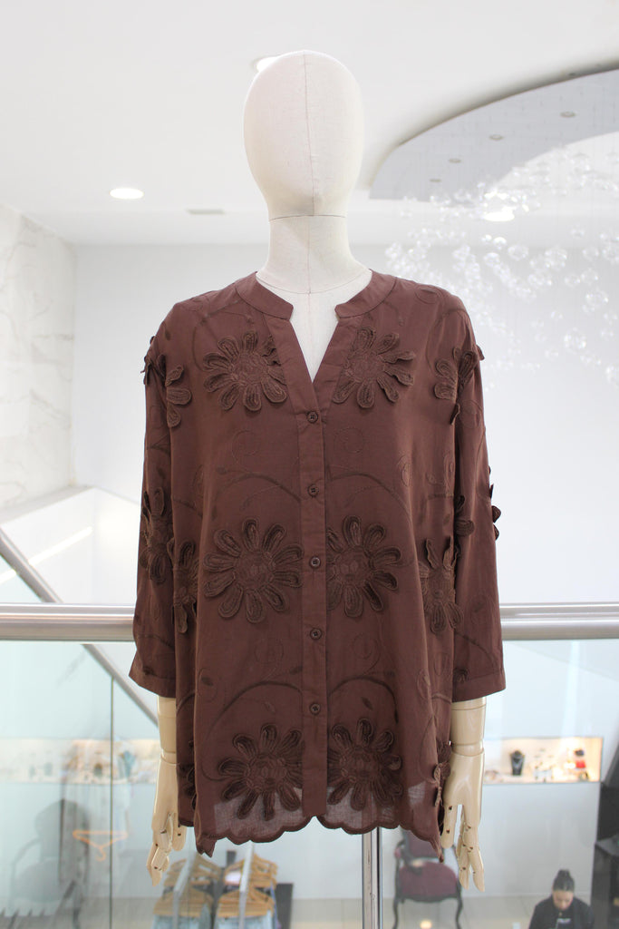 Blusa café flores