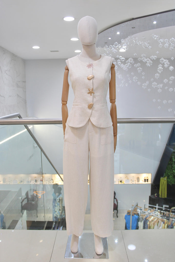 Conjunto chaleco y pantalón beige