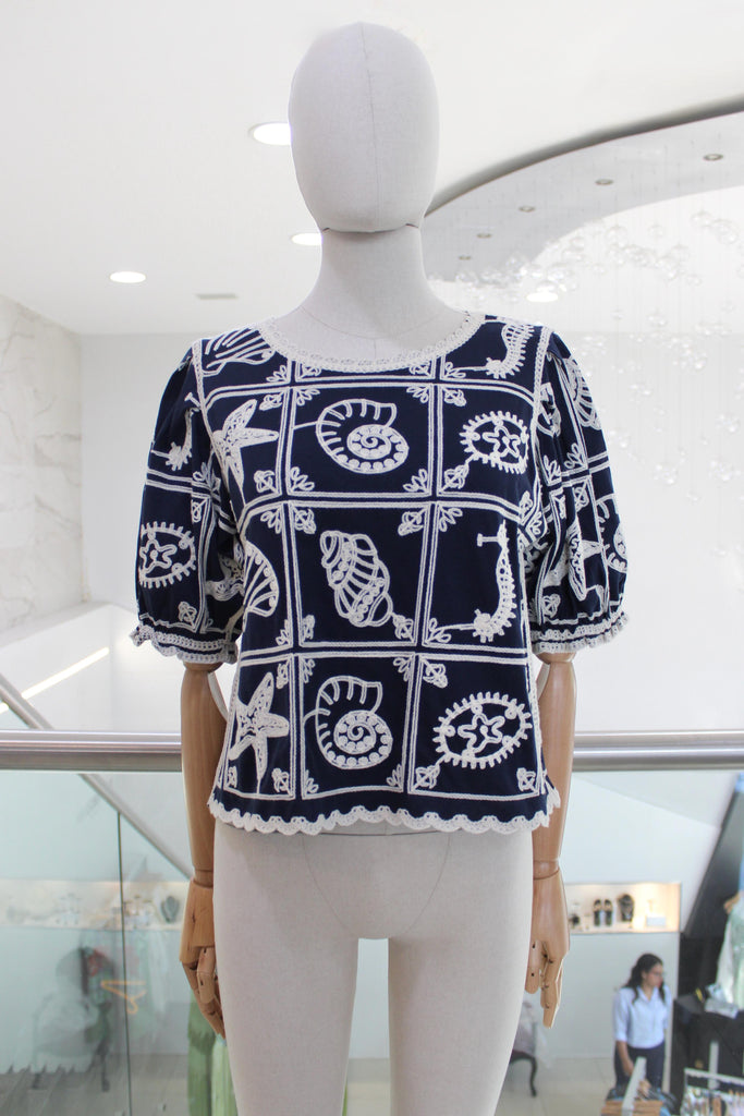 Blusa azul marino con bordado