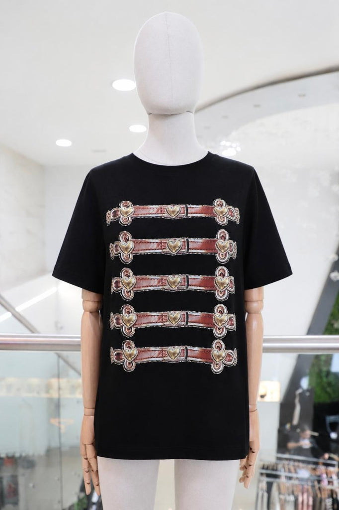 T-shirt negra hebillas